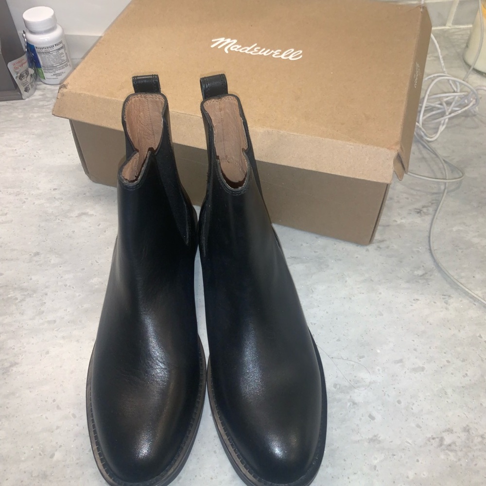 New in box - Madewell The Cleary Chelsea Boots in black size 7.5